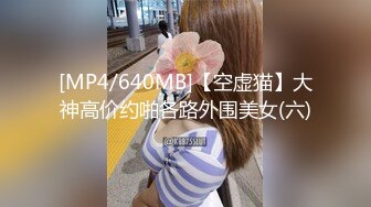 商场厕所偷拍牛仔裤美女边玩手机边拉屎