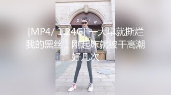 丝袜露脸网红女神的诱惑，高颜值小骚逼跟狼友互动撩骚，淫语互动自己揉着骚奶子用小黄瓜抽插骚穴，呻吟可射