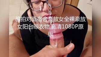 几个妖和男友包厢吃饭玩耍，狐狸妖主当着刘娇娇面灌圣水到啤酒瓶，太给力了，女服务员打扫不知会咋想：这是酒的味道吗？