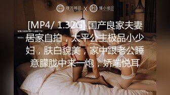 奔驰女神加油站工作人员装听不清隔着玻璃盯着车子里看周围还有别的车在看奔驰女神吓死了