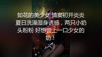 年轻人就是会玩，带了一个振动棒开房，狠操丰满女友，一边操 振动棒同时伺候，女友哇哇叫