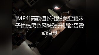 黑客破解家庭网络摄像头偷拍老夫嫩妻客厅沙发一边看电视一边调情做爱这媳妇奶子真够大的