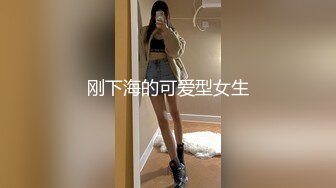 猥琐肉肉肚腩大叔和白嫩漂亮美女在地板做爱