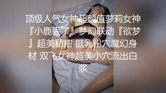 长相很漂亮的白皙美女张开腿展示自己的无毛骚穴，绝对极品一线天粉木耳