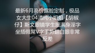 刺激绿帽老公抱着老婆，老婆被单男操。