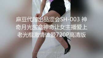 甜美小骚货，小房间炮友大战，揉奶埋头吃屌，脱掉内裤后入，抱起来操，尽情玩弄，表情好爽