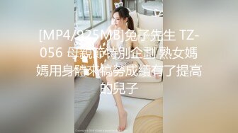 聊很久的美女今天终于约出来了,沙发上舔到她欲死欲仙,拔出大屌无套猛操