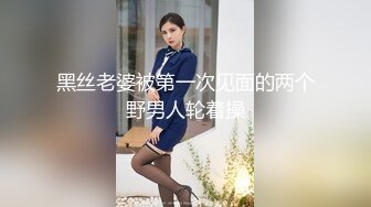 《极品CP魔手外购》色胆包天大神潜入移动办事大厅女厕独占坑位隔板缝中连续偸拍，各种高跟制服美腿极品丝袜OL方便 (11)