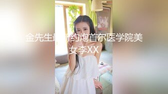 黑丝韵味熟女级别，隔着紫色的纱布一起摇，诱惑的很，主动掰穴还很粉，道具自慰