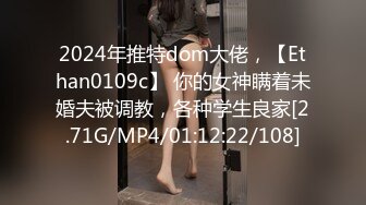 路边公厕全景偷拍两位出来散步的美女  非常漂亮的极品鲍鱼