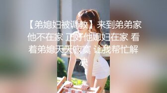 很火的家庭摄像头，美艳少妇时尚的穿衣打扮，回到家随意，内裤也不用穿，小骚逼不得不说身材真棒！