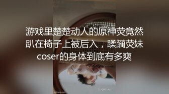 官方售价62元年度巨献 极品骚货美女和男友在网红打卡地打卡超级细的丁字裤根本包不住逼和菊花