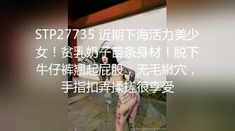 玫瑰纹身短发可爱小姐姐新人首秀，撩起吊带装给你们看奶子，揉捏手指摩擦奶头，乳液瓶子口红笔特写插粉穴