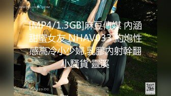 周末约两个老公不在家的丝袜少妇露脸玩3P完整版