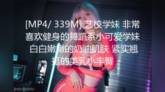 极品CP✅魔手》疯狂大胆坑神躲进商场女_厕独占一个坑位隔板缝中偸_拍各种B形妹子方便▲极限特写镜头快要碰到B了 (2)