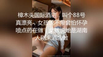 还有什么时候能比现在更快乐 看着两个美女双凤吃鸡 争抢肉棒 互相抚摸身体吃奶子 心里成就感满满