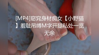 近期下海活力少女！贫乳奶子苗条身材！脱下牛仔裤翘起屁股，无毛嫩穴，手指扣弄揉搓很享受