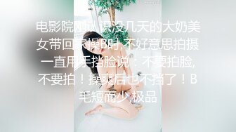 颜值不错的风骚女模特，大辫子漏出骚奶子诱惑狼友跟两位大哥激情3P