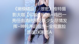 情趣酒店胸前纹身社会哥带漂亮小女友操逼进来就脱掉衣服