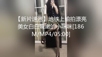 妹子蹲着在床上吃大鸡巴