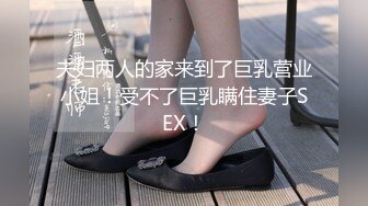 女学生在被占用的厕所前尿尿 (1)