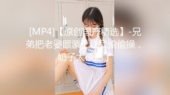 【山炮少妇猎手】大胸少妇夜晚登门服务，兄弟一个干一个围观，这大奶子后入晃动视觉效果真震撼