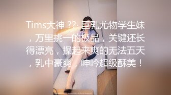 这小日子过的很性福啊 和穿的清爽的漂亮妹子一起在酒店打游戏玩乐 累了就扣扣逼揉揉奶 丰满肉肉适合做爱