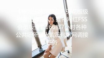 理發店沙發上坐等女伴氣質美女,微張的白皙美腿不慎露出私處,甜美聲音更是聽醉了