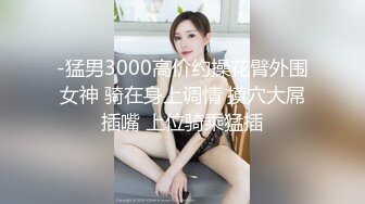 美女一路小跑急着上厕所 快憋不住了