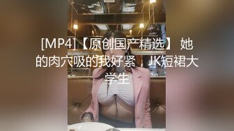 商场女厕全景偷拍几个漂亮小妞各种姿势嘘嘘人美B更美 (2)