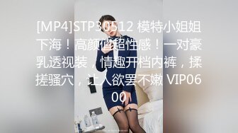 [MP4/ 919M]&nbsp;&nbsp; 除夕三人行，颜值不错的露脸少妇伺候两个小哥哥激情啪啪，前插后入蹂躏小少妇双洞草不停