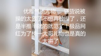 [MP4/ 160M] 操白丝美女 在沙发上被小哥哥像小母狗一样 撅着屁屁无套输出 还被内射了