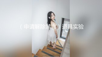 拳交女孩颜值不错玩的好嗨，性感无毛逼大号假鸡巴，口交爆菊拳交蹂躏骚穴，高潮不断尿尿给狼友看