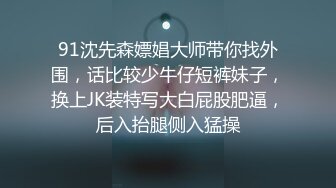 黑客破解家庭网络摄像头偷拍小哥下晚班回家和穿睡衣的媳妇在客厅的地板上来一炮