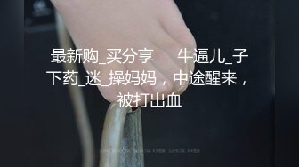 包臀裙小姐姐很是撩人跨坐在腿上小嘴撅着亲吻