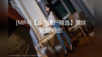 猥琐小哥下药迷翻漂亮的女朋友 找来朋友一起操药量不太够还时不时的动一下