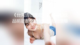 跟随抄底青春美少女 对蓝色情有独钟啊 不仅外面蓝 里面也蓝