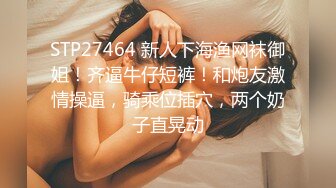 体育学校内部员工偷拍多位漂亮学妹换衣服和嘘嘘2 (2)