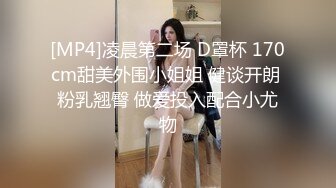 小姐姐躺在床上看着手机用跳蛋自慰 表情陶醉享受 沉浸在快感中的小姐姐完全没发现自己已经被变态偷拍