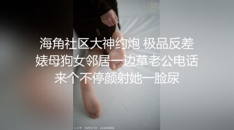 JK萝莉被按在床上艹，水声很响，最后射在身上