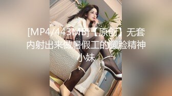 中年妇女的诱惑，全程露脸开档黑丝高跟情趣，听狼友指挥展示揉奶玩逼，逼毛性感淫水多多，道具玩弄阴蒂真骚