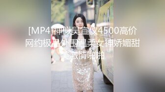 两个黄毛美少女，交换着轮着干 搞3P真是爽上天了