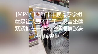 一王两后，帝王般享受！难得一见OF无敌巨乳大奶牛【hhh1231】最新啪啪长视频，肏一个手还玩一个，双波霸玩到虚脱 (4)