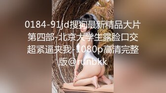 身材娇小皮肤白嫩美少女嫩妹与两个大汉在树林里打地铺玩，3P轮班啪啪啪