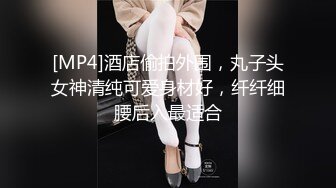 时尚艳妆绝色美女双腿劈开粗大假阳具深深插进屁眼里高难度啪啪刺激诱人