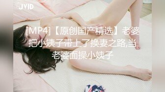 破洞偷窥漂亮白嫩美女玩玩手机就开始自慰