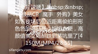 可爱的金发女孩被大公鸡在她的紧屁股上操的!