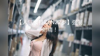 物业管理保安上门收管理费强干正在直播的制服女主播